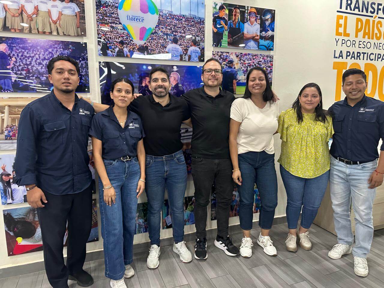 Equipo del proyecto con los especialistas de la Dirección de Integración