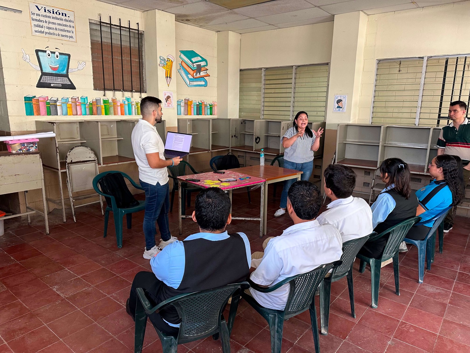 Sesión de trabajo con estudiantes en el Instituto Nacional de Tonacatepeque