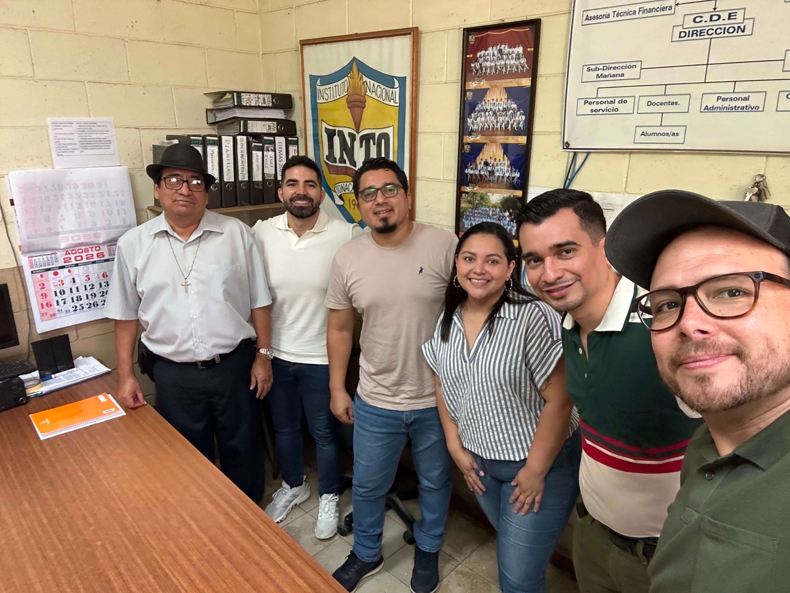 Equipo del proyecto con la dirección del Instituto Nacional de Tonacatepeque
